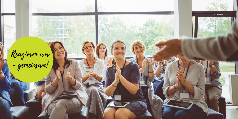 Seminarteilnehmende applaudieren