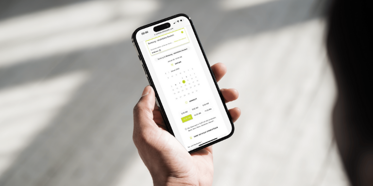 Eine Person bucht einen Termin auf dem Smartphone