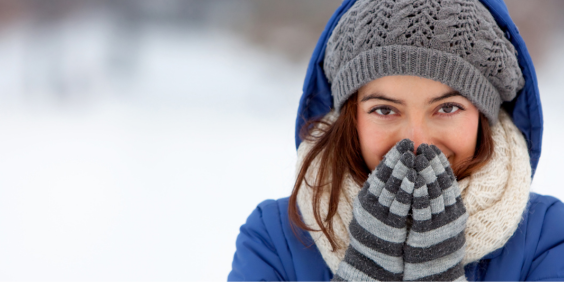 Ein Portrait einer Frau in einer Winterlandschaft