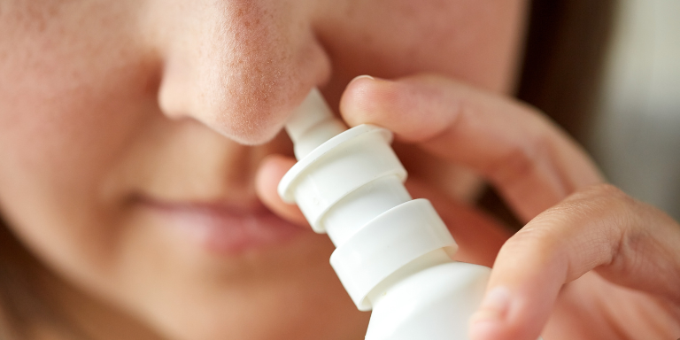 Une femme utilise un spray nasal