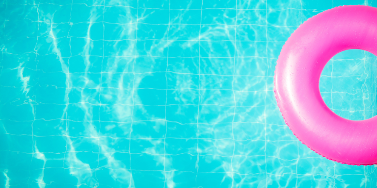 Anello da bagno rosa in acqua turchese