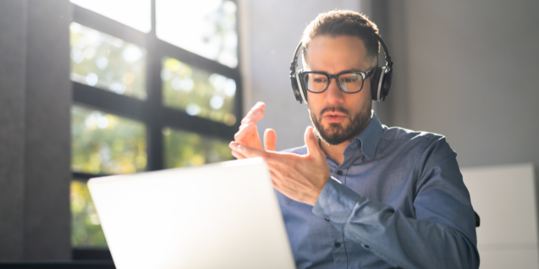 Un homme participe à un webinaire.