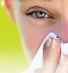 Ein Mädchen leidet an einer Pollenallergie.