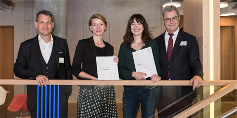 Dr. Georg Schäppi, Geschäftsleiter aha! Allergiezentrum Schweiz (links) und die Prämierten Anna-Barbara Neumann und Sandra Kopp. Begleitet von Jury-Präsident Prof. Dr. med. Peter Schmid-Grendelmeier.  